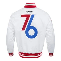 Veste à boutons-pression en satin chenille pour homme Pro Standard Philadelphia 76ers 2024/25 City Edition blanche