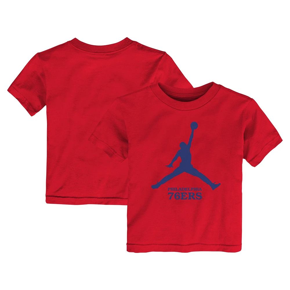 T-shirt Jumpman essentiel Jordan Brand rouge des Philadelphia 76ers pour tout-petit