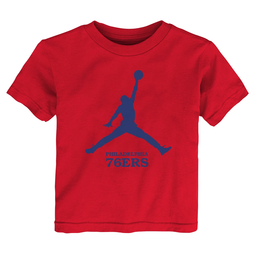 T-shirt Jumpman essentiel Jordan Brand rouge des Philadelphia 76ers pour tout-petit