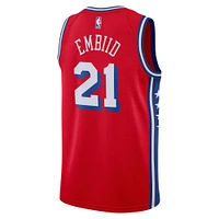 Unisexe Jordan Brand Joel Embiid Maillot Philadelphia 76ers Swingman Rouge - Statement Edition