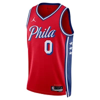 Unisexe Jordan Brand Tyrese Maxey Rouge Philadelphia 76ers Swingman Jersey - Statement Edition