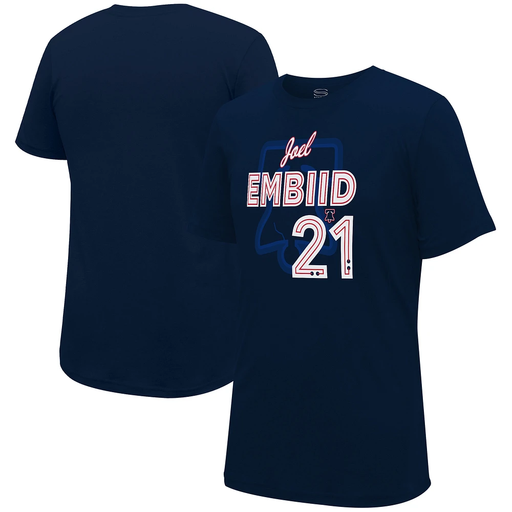 T-shirt unisexe Stadium Essentials Joel Embiid Navy Philadelphia 76ers 2023/24 City Edition Player Graphic