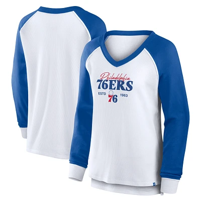 T-shirt à manches longues et col en V gaufré Open Lane de Philadelphia 76ers pour femme Fanatics White