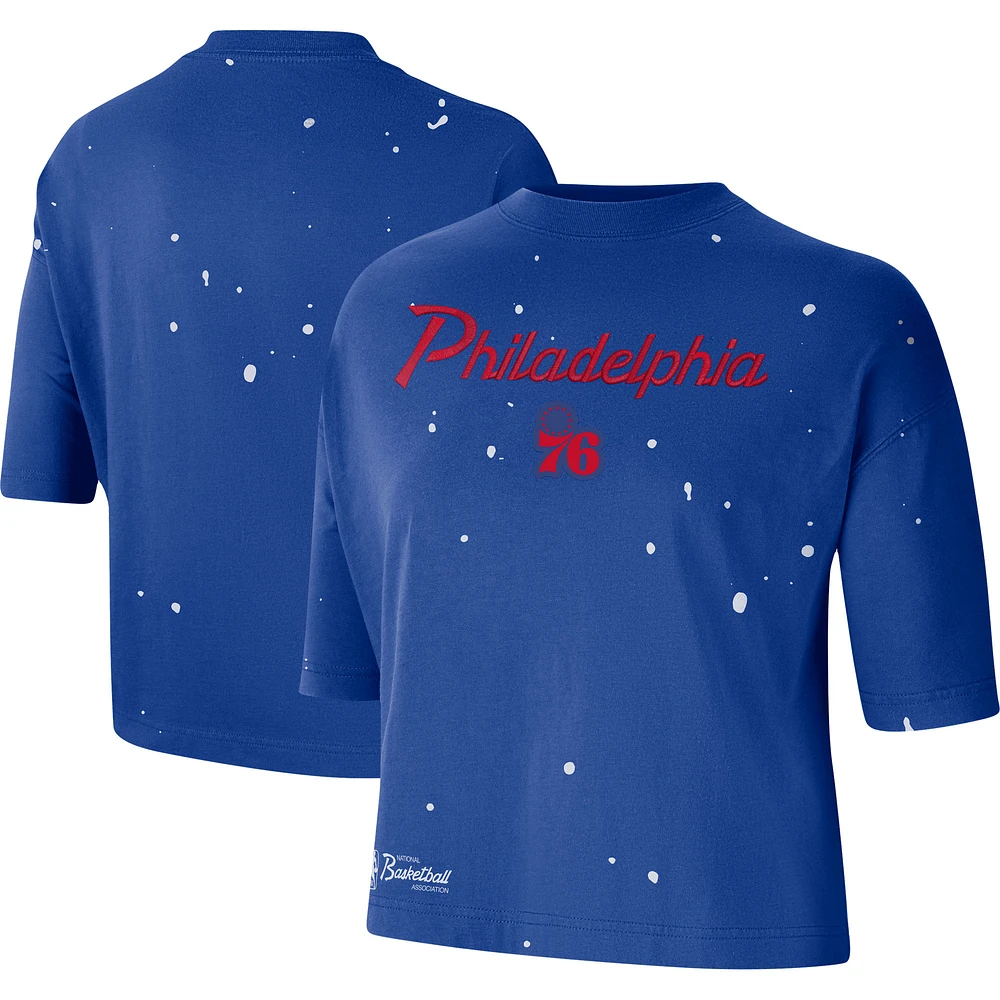 T-shirt court Nike Royal Philadelphia 76ers Courtside Splatter pour femme