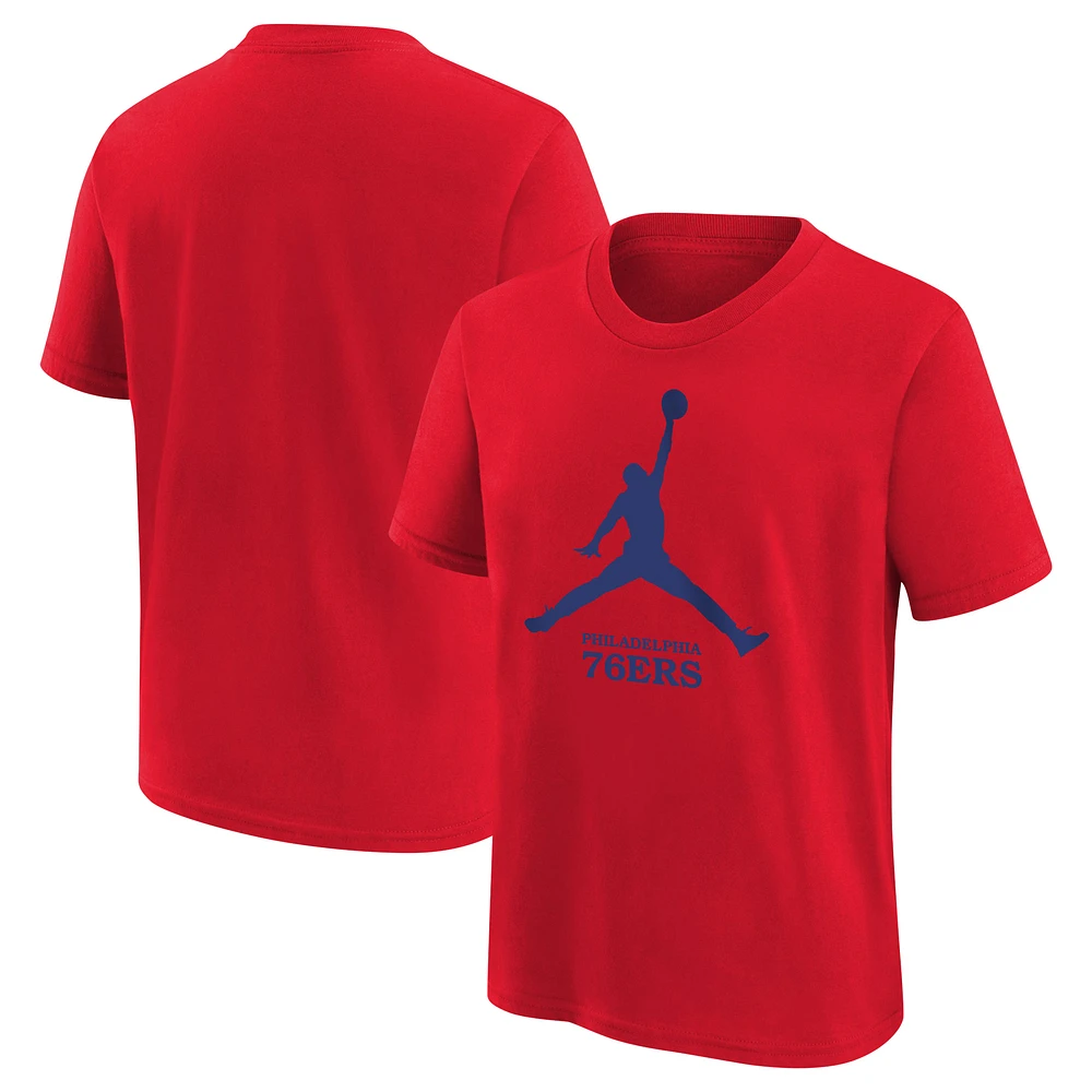 T-shirt Jordan Brand rouge avec logo Jumpman essentiel des Philadelphia 76ers pour jeunes