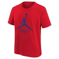 T-shirt Jordan Brand rouge avec logo Jumpman essentiel des Philadelphia 76ers pour jeunes