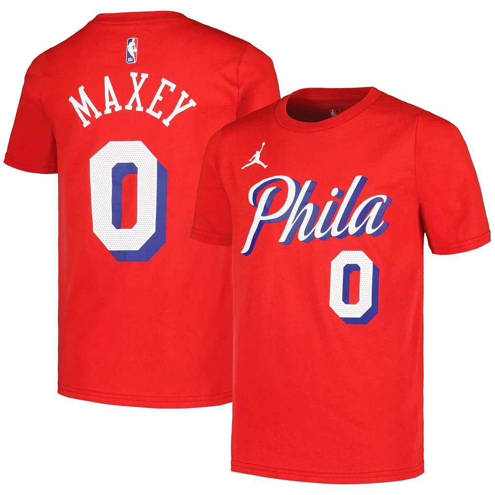 T-shirt avec nom et numéro pour jeune Jordan Brand Tyrese Maxey des Philadelphia 76ers, rouge