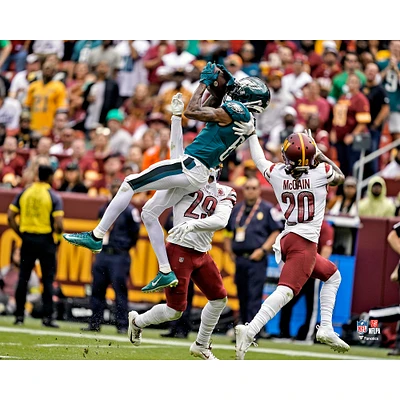 DeVonta Smith, joueur non signé des Philadelphia Eagles, fait une double couverture photographique