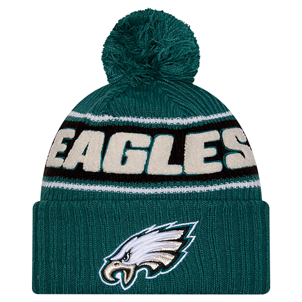 Bonnet en tricot à revers avec pompon Philadelphia Eagles 2024 Sideline Sport pour homme New Era Midnight Green