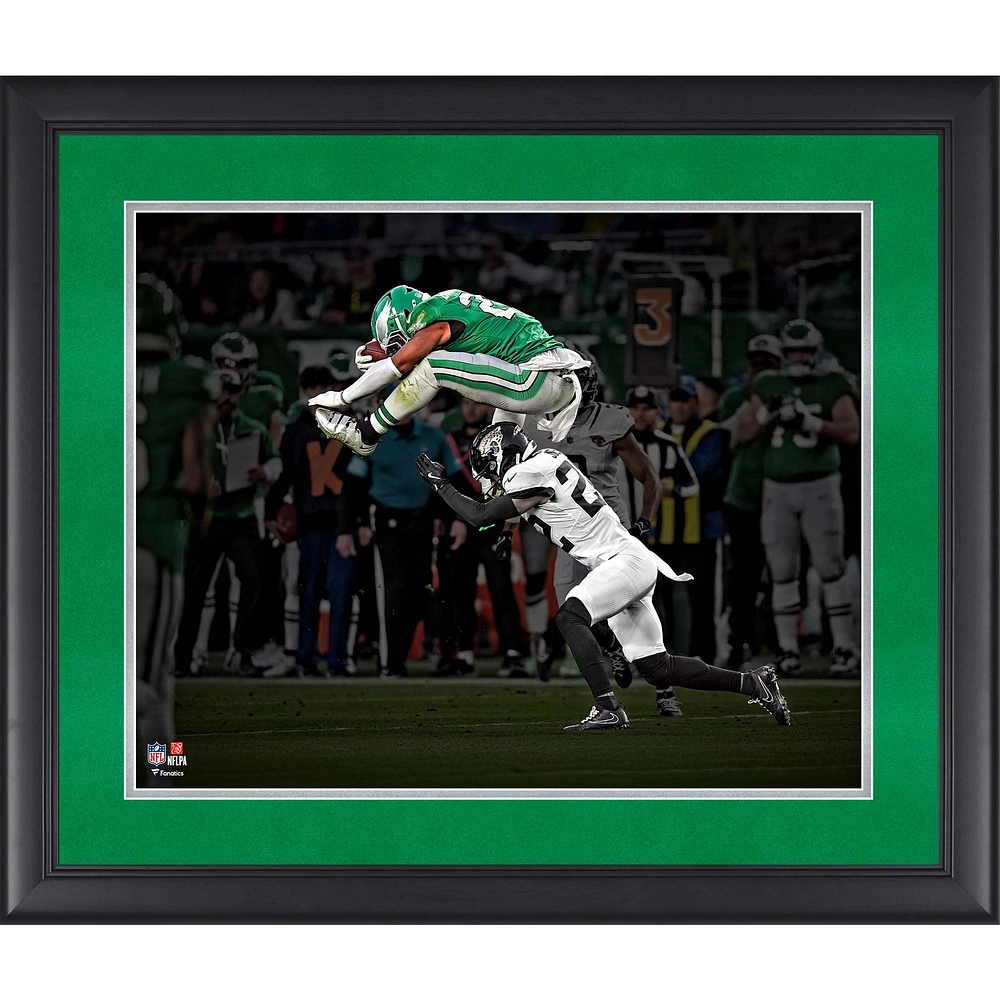 Photographie encadrée de Saquon Barkley des Philadelphia Eagles 16" x 20" de la semaine 9 contre les Jaguars de Jacksonville lors du Reverse Hurdle