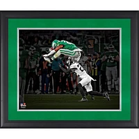 Photographie encadrée de Saquon Barkley des Philadelphia Eagles 16" x 20" de la semaine 9 contre les Jaguars de Jacksonville lors du Reverse Hurdle