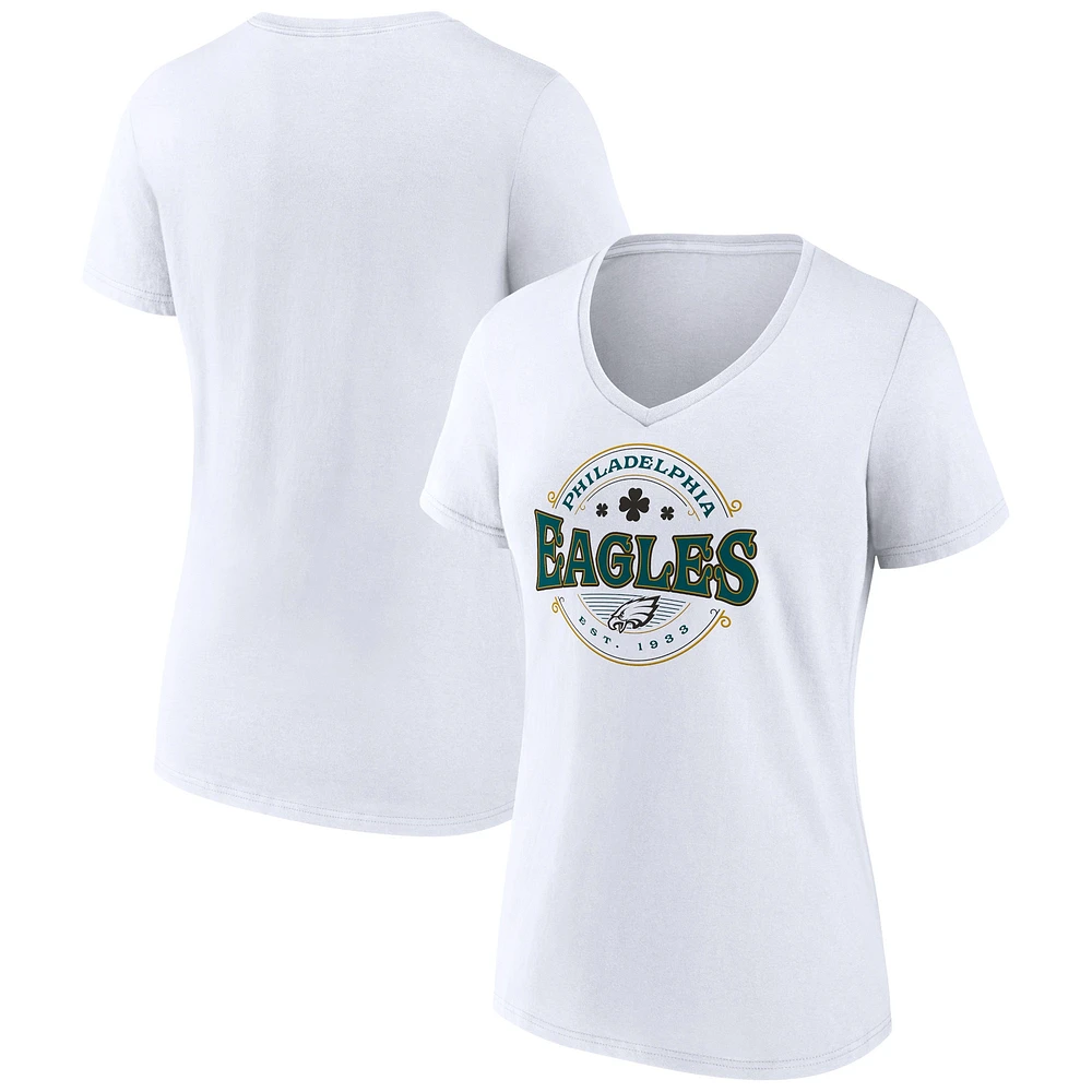 T-shirt blanc porte-bonheur à col en V Fanatics pour femmes des Eagles de Philadelphie la Saint-Patrick