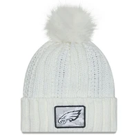 Bonnet en tricot à revers avec pompon Philadelphia Eagles 2024 Salute To Service de New Era pour femme
