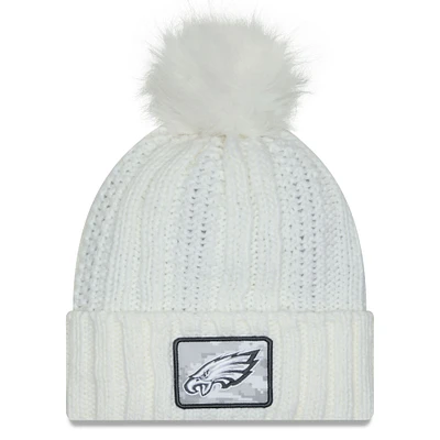 Bonnet en tricot à revers avec pompon Philadelphia Eagles 2024 Salute To Service de New Era pour femme