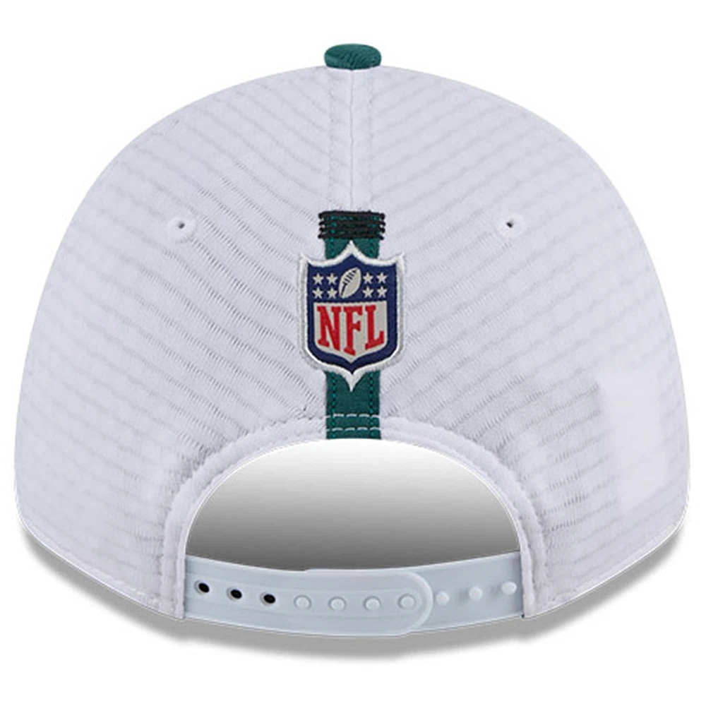 Casquette réglable 9FORTY pour le camp d'entraînement NFL 2024 des Eagles de Philadelphie New Era, blanc/vert minuit