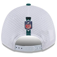 Casquette réglable 9FORTY pour le camp d'entraînement NFL 2024 des Eagles de Philadelphie New Era, blanc/vert minuit