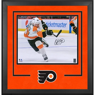 Photographie encadrée de luxe autographiée de Cam Atkinson, maillot blanc des Flyers de Philadelphie (16 x 20 pouces)