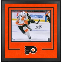 Photographie encadrée de luxe autographiée de Cam Atkinson, maillot blanc des Flyers de Philadelphie (16 x 20 pouces)