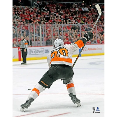 Photographie de Claude Giroux avec le maillot blanc non signé des Flyers Philadelphie