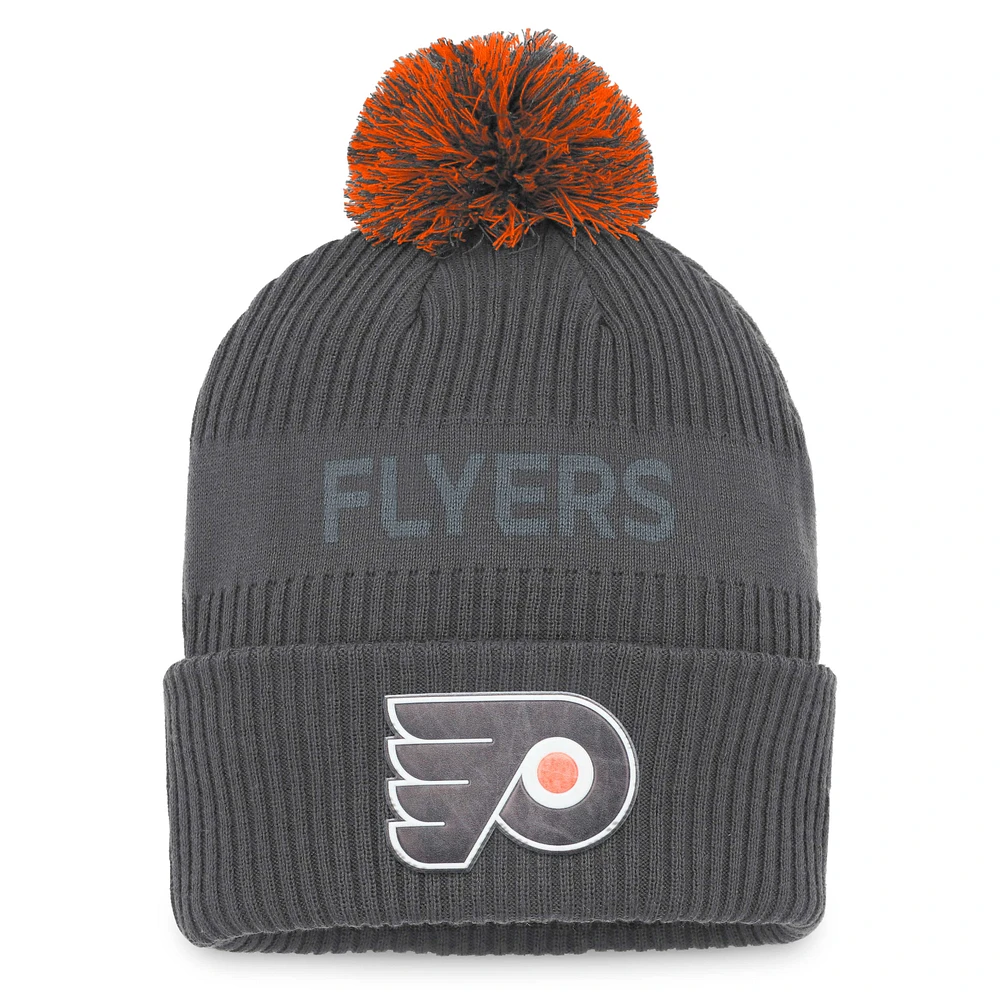 Bonnet en tricot à revers de glace Authentic Pro Home Fanatics Charcoal Philadelphia Flyers pour hommes avec pompon