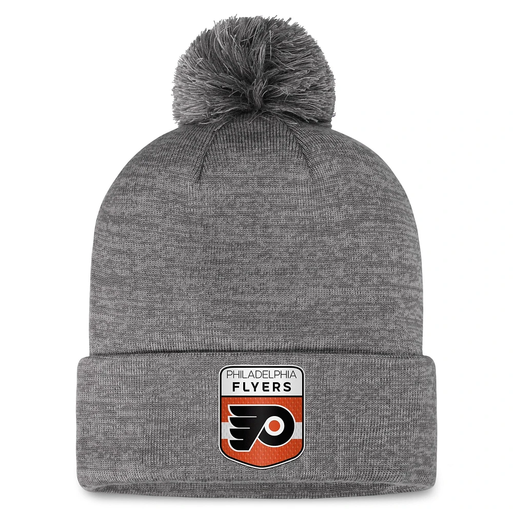 Bonnet en tricot à revers de glace Authentic Pro Home Fanatics gris des Flyers de Philadelphie pour hommes avec pompon