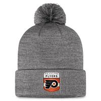 Bonnet en tricot à revers de glace Authentic Pro Home Fanatics gris des Flyers de Philadelphie pour hommes avec pompon