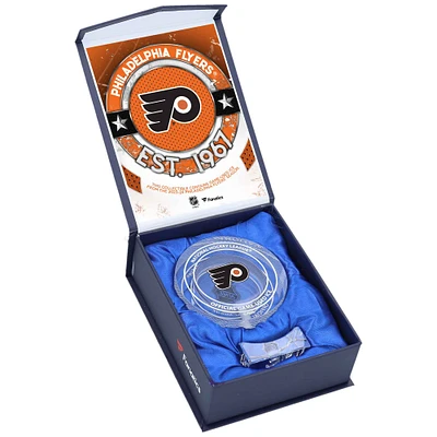 Rondelle de cristal des Flyers de Philadelphie - Remplie de glace locale de la saison 2023-24