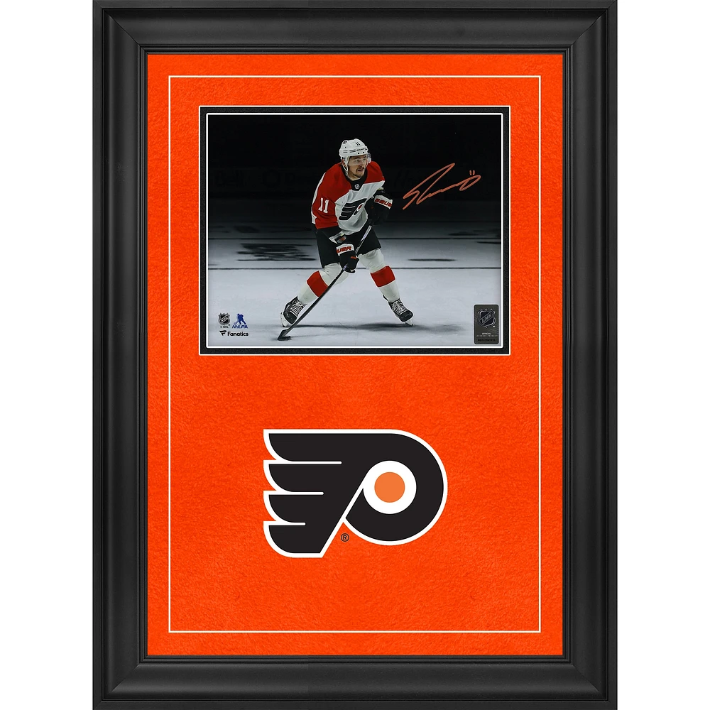 Photographie encadrée de luxe autographiée par Travis Konecny des Flyers de Philadelphie, maillot rétro inversé de 20,3 x 25,4 cm, prise de vue en vedette