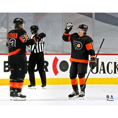 Photographie non signée de Travis Konecny, célébration du premier tour chapeau la LNH des Flyers Philadelphie
