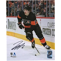 Maillot noir alternatif autographié de 8'' x 10'' par Travis Sanheim des Flyers de Philadelphie avec photo de la rondelle