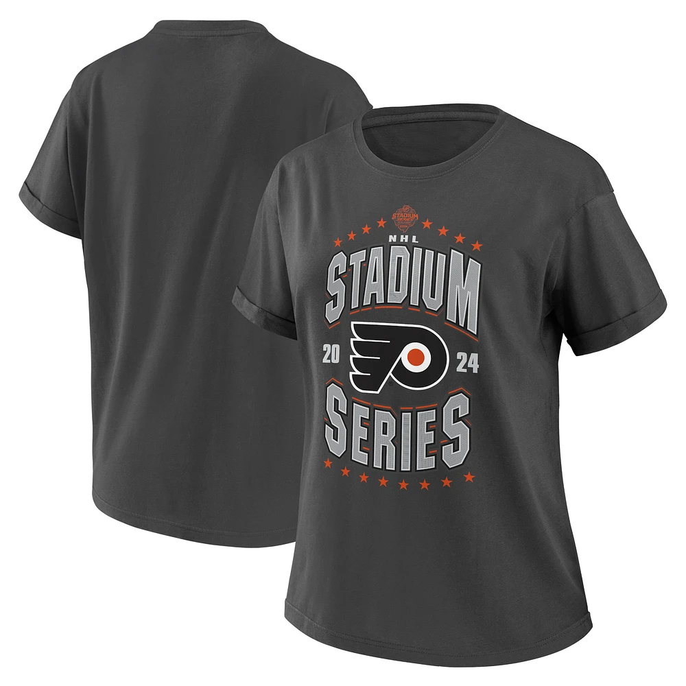 WEAR pour femmes par Erin Andrews Charcoal T-shirt petit ami des Flyers de Philadelphie la NHL Stadium Series 2024