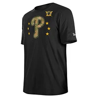 T-shirt noir New Era pour hommes des Phillies de Philadelphie 2024 la Journée forces armées