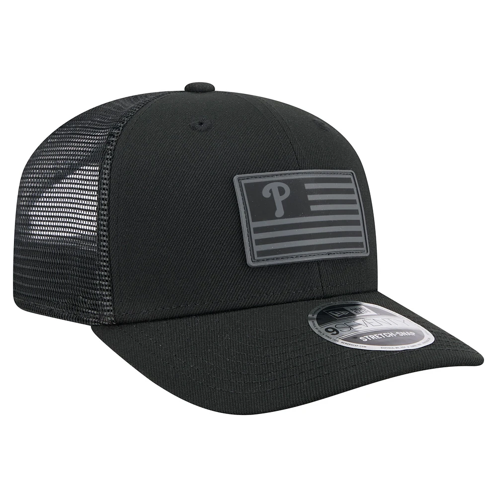Casquette extensible à bouton-pression New Era noire pour homme avec drapeau ton sur ton 9SEVENTY des Phillies de Philadelphie