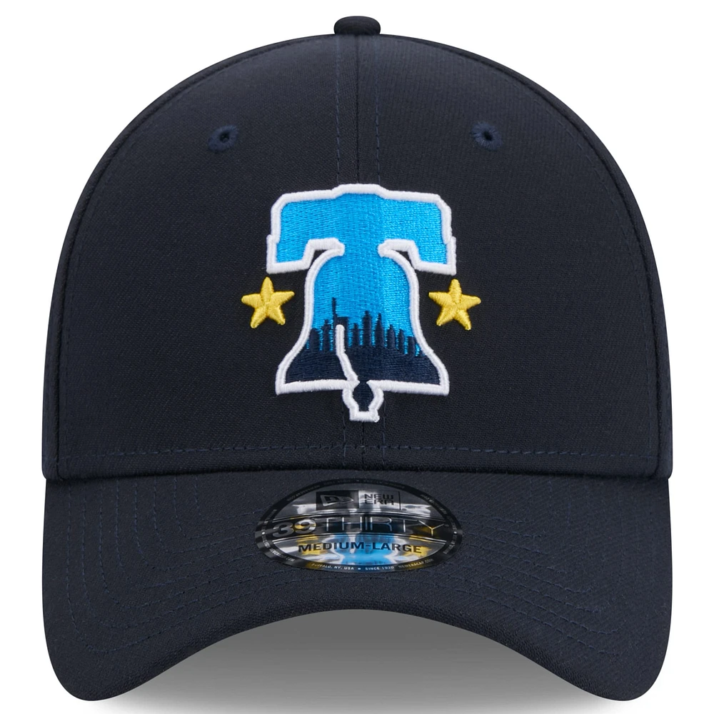 Casquette flexible New Era pour hommes des Phillies de Philadelphie 2024 City Connect 39THIRTY Flex bleu marine