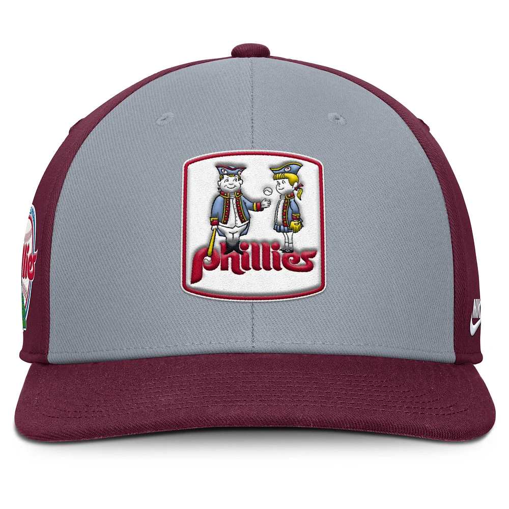 Casquette Snapback Nike Pro Performance gris/bordeaux pour homme des Philadelphia Phillies