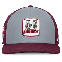 Casquette Snapback Nike Pro Performance gris/bordeaux pour homme des Philadelphia Phillies