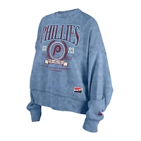 Pull ras du cou en polaire bleu clair Philadelphia Phillies Throwback Boxy Enzyme Wash pour femme de New Era