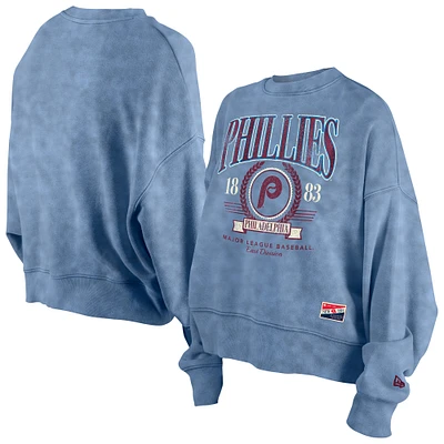 Pull ras du cou en polaire bleu clair Philadelphia Phillies Throwback Boxy Enzyme Wash pour femme de New Era