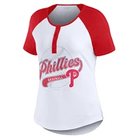 WEAR by Erin Andrews T-shirt ajusté Henley Raglan des Phillies de Philadelphie, blanc/rouge, pour femmes