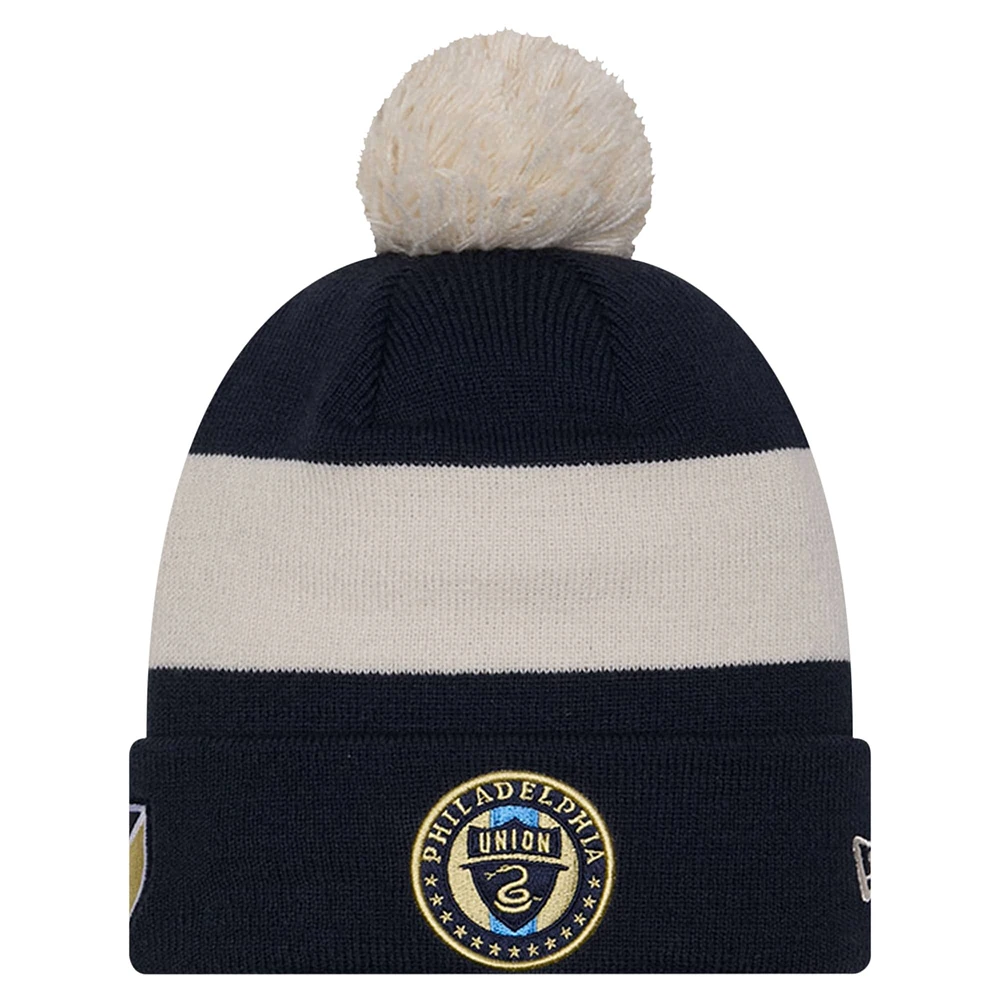 Bonnet en tricot à revers New Era pour homme bleu marine Philadelphia Union 2024 Kick Off Collection avec pompon