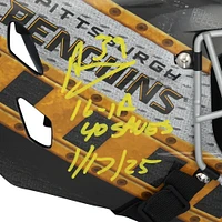 Réplique du masque de gardien de but autographié par Alex Nedeljkovic des Penguins de Pittsburgh avec plusieurs inscriptions