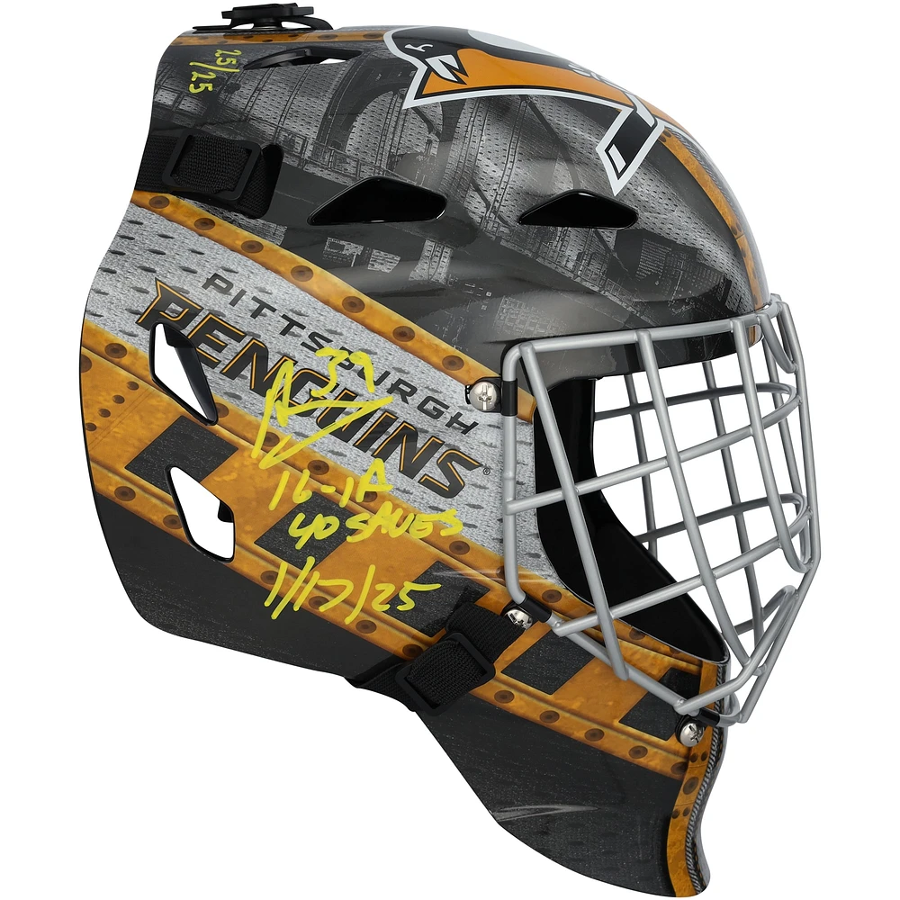 Réplique du masque de gardien de but autographié par Alex Nedeljkovic des Penguins de Pittsburgh avec plusieurs inscriptions