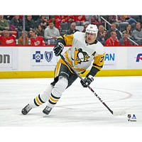 Photographie de patinage en maillot blanc non signé d'Evgeni Malkin des Penguins Pittsburgh