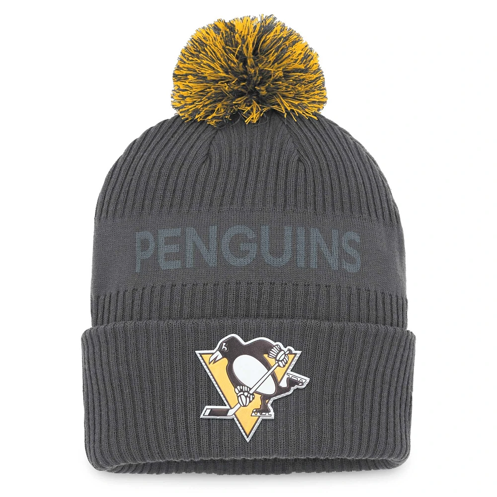 Bonnet en tricot à revers de glace authentique Pro Home Fanatics Charcoal Pittsburgh Penguins pour hommes avec pompon