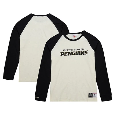 T-shirt à manches longues raglan vintage légendaire flammé des Penguins de Pittsburgh crème Mitchell & Ness pour hommes