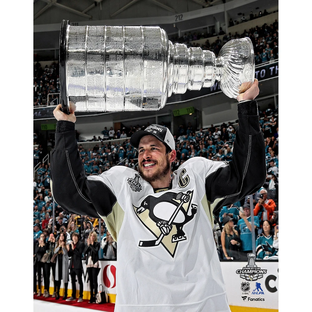 Sidney Crosby Pittsburgh Penguins 2016 non signé Stanley Cup Champions Raising Photographie