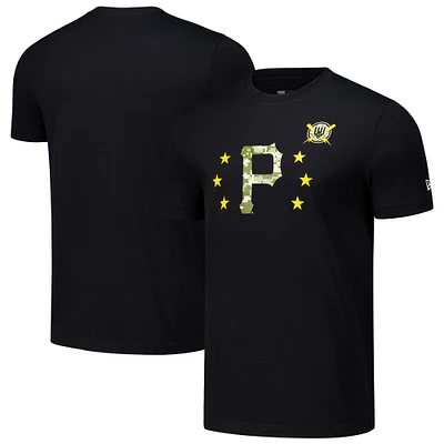 T-shirt noir New Era des Pirates de Pittsburgh pour la Journée Forces armées 2024 hommes