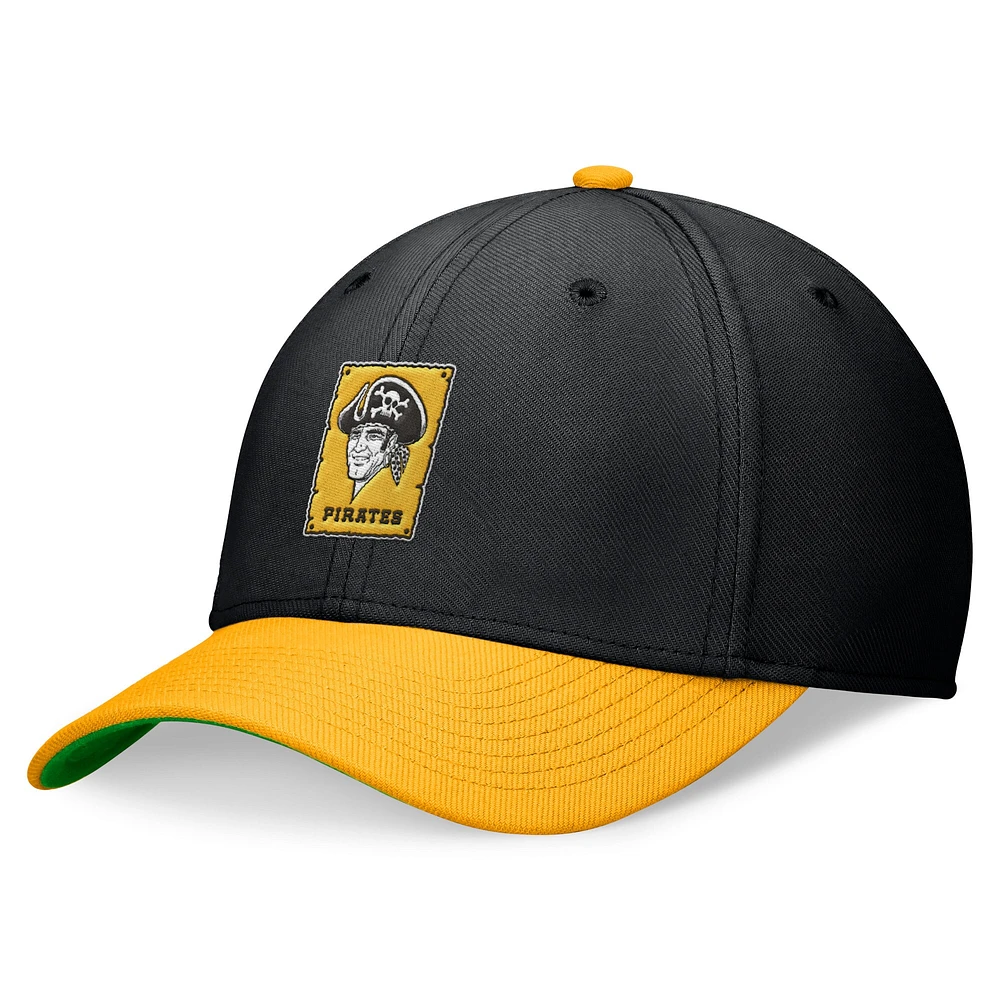 Casquette de performance Nike pour hommes, noir/or, Pittsburgh Pirates Cooperstown Collection Rewind Swooshflex