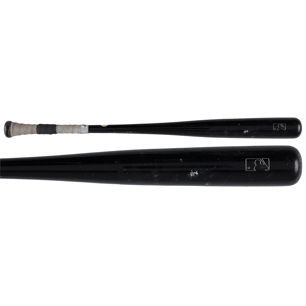 Batte de baseball Black Victus d'Oneil Cruz, utilisée par les Pirates de Pittsburgh lors du match contre les Nationals de Washington, le 16 avril 2025.