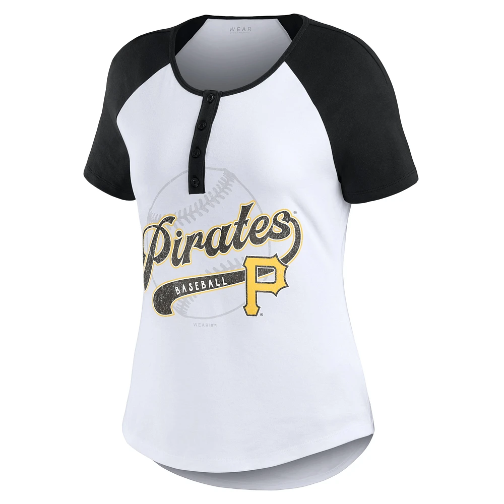 WEAR by Erin Andrews T-shirt ajusté Henley Raglan des Pirates de Pittsburgh, blanc/noir, pour femmes